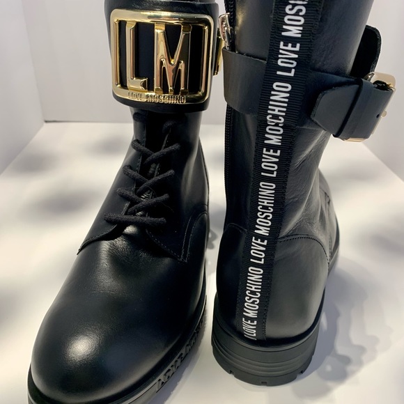 COPY - NWT. Moschino Combat leather boot with gold buckle - Picture 3 of 11